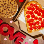 ユニーク：男性はガールフレンドにピザを使ってプロポーズをする