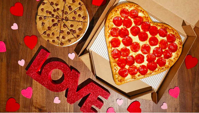 ユニーク：男性はガールフレンドにピザを使ってプロポーズをする