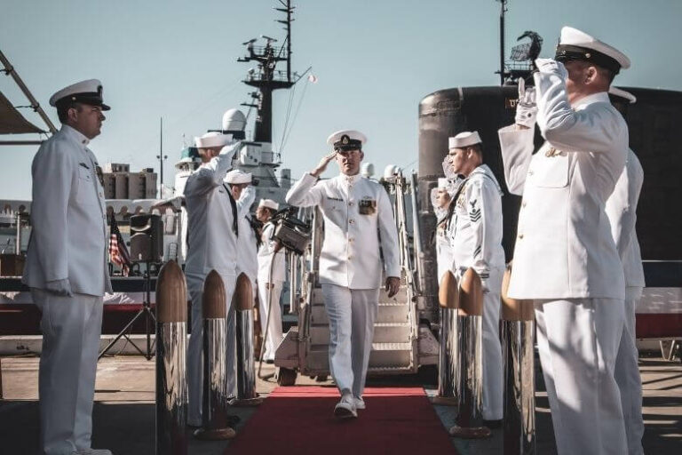 mariner går iland via röda mattan med honnör
