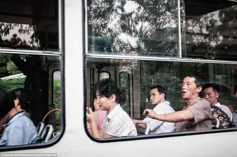Severokorejci na cestě do práce