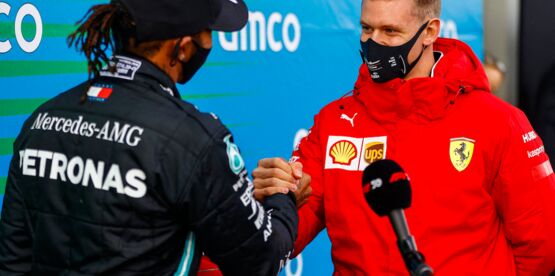 Michael Schumacher : son fils Mick remet à Lewis Hamilton le casque de son père