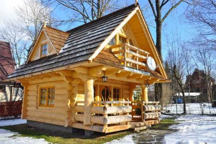 Этот небольшой деревянный домик имеет площадь всего 27 кв.м, но когда вы увидите, как он выглядит внутри, вам точно захочется здесь жить!