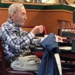 従業員が問題を発見するまで、97歳の老人は毎日レストランで一人で食事をします
