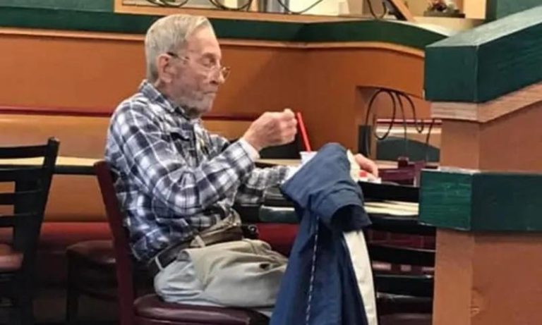 従業員が問題を発見するまで、97歳の老人は毎日レストランで一人で食事をします