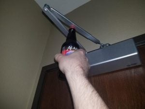 Butelka piwa otwierana zawiasem od drzwi