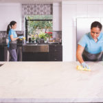 Két nő takarít egy konyhát