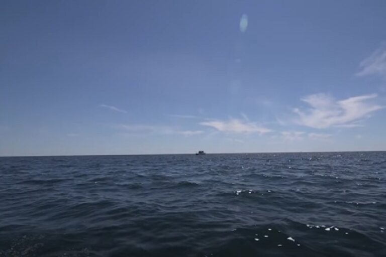 [Εικόνες] Το Μικρό Υποβρύχιο Βούτηξε Στη Λίμνη Οντάριο Και Βρήκε Αυτό